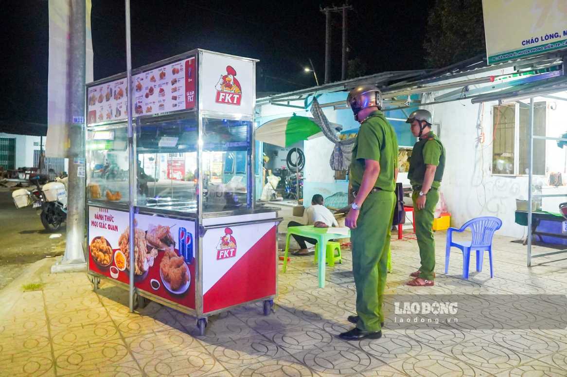 Ngoài tuần tra, lực lượng Công an còn nhắc nhở những hộ kinh doanh bán hàng không lấn chiếm vỉa hè. Ảnh: Tạ Quang