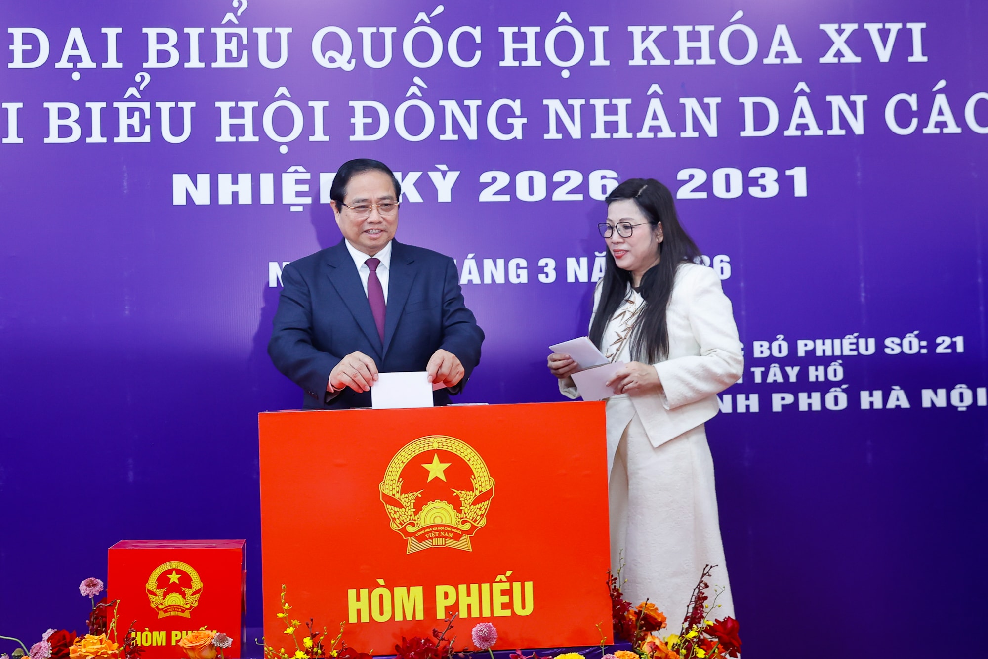 Thủ tướng Phạm Minh Chính cùng cử tri bỏ phiếu bầu cử tại phường Tây Hồ, Hà Nội- Ảnh 5. Thủ tướng Phạm Minh Chính cùng cử tri bỏ phiếu bầu cử tại phường Tây Hồ, Hà Nội- Ảnh 5.