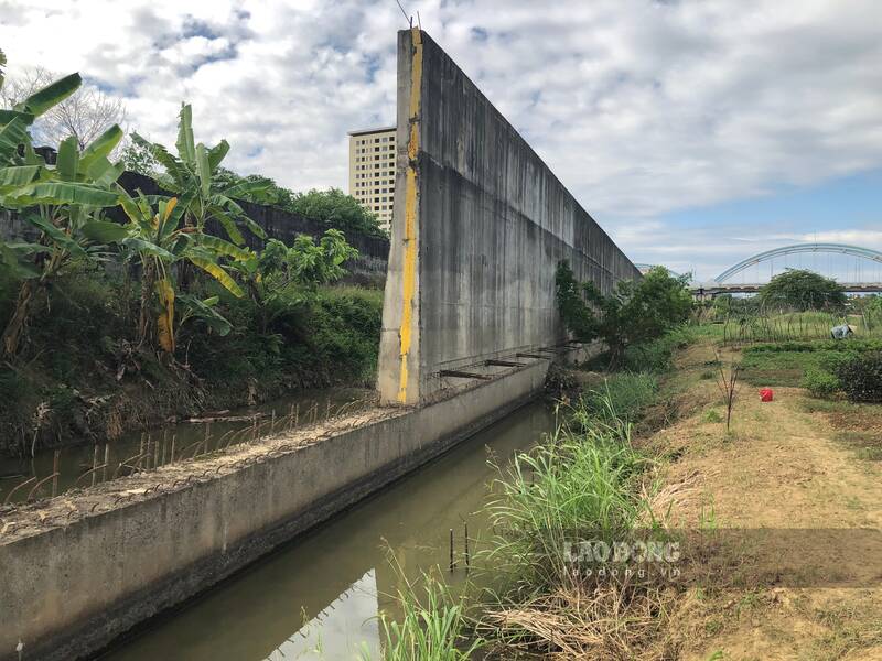 Một đoạn bờ kè chống lũ sông Cầu được triển khai từ năm 2016, dự án sau đó rơi vào hoang tàn hơn chục năm qua. Ảnh: Việt Bắc.