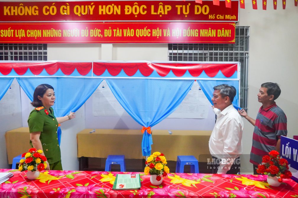 Ông Đồng Văn Thanh - Ủy viên Trung ương Đảng, Phó Bí thư Thường trực Thành ủy, Chủ tịch HĐND thành phố, Chủ tịch Ủy ban bầu cử thành phố Cần Thơ kiểm tra Khu vực bỏ phiếu số 23 (xã Nhơn Ái). Ảnh: Tạ Quang