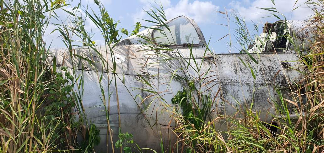 Phần đầu chiếc máy bay MiG-21 bị bỏ quên tại Cà Mau. Ảnh: Nhật Hồ.