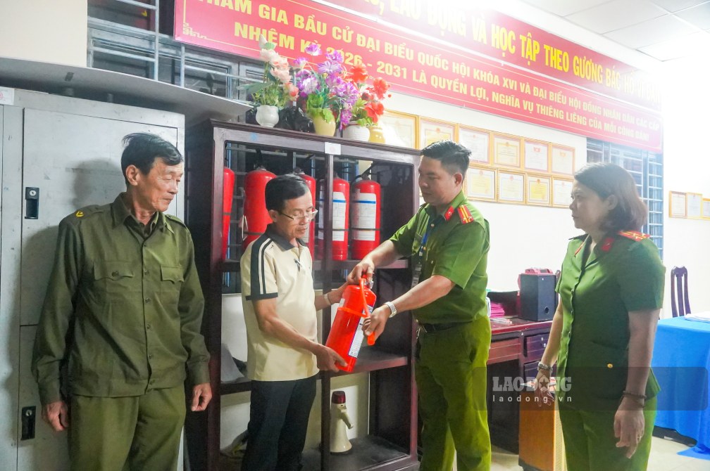 Công an xã Nhơn Ái kiểm tra công tác phòng cháy chữa cháy tại mỗi nơi bỏ phiếu. Ảnh: Tạ Quang