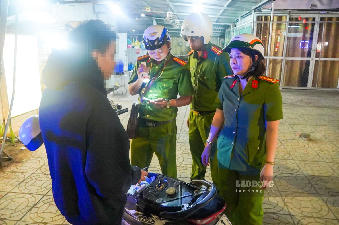 Thượng tá Nguyễn Thị Lịch – Trưởng Công an xã Nhơn Ái cùng cán bộ, chiến sĩ đi tuần tra. Ảnh: Tạ Quang