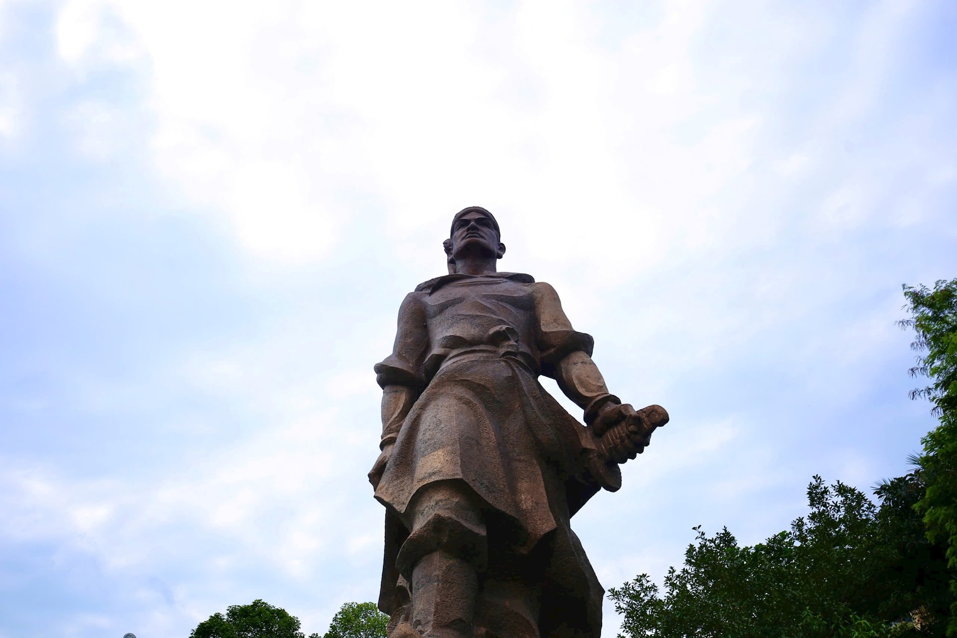 Tượng đài Hoàng đế Quang Trung uy nghi giữa khuôn viên, gợi nhắc khí phách Tây Sơn và tinh thần quật cường của dân tộc. Ảnh: HT