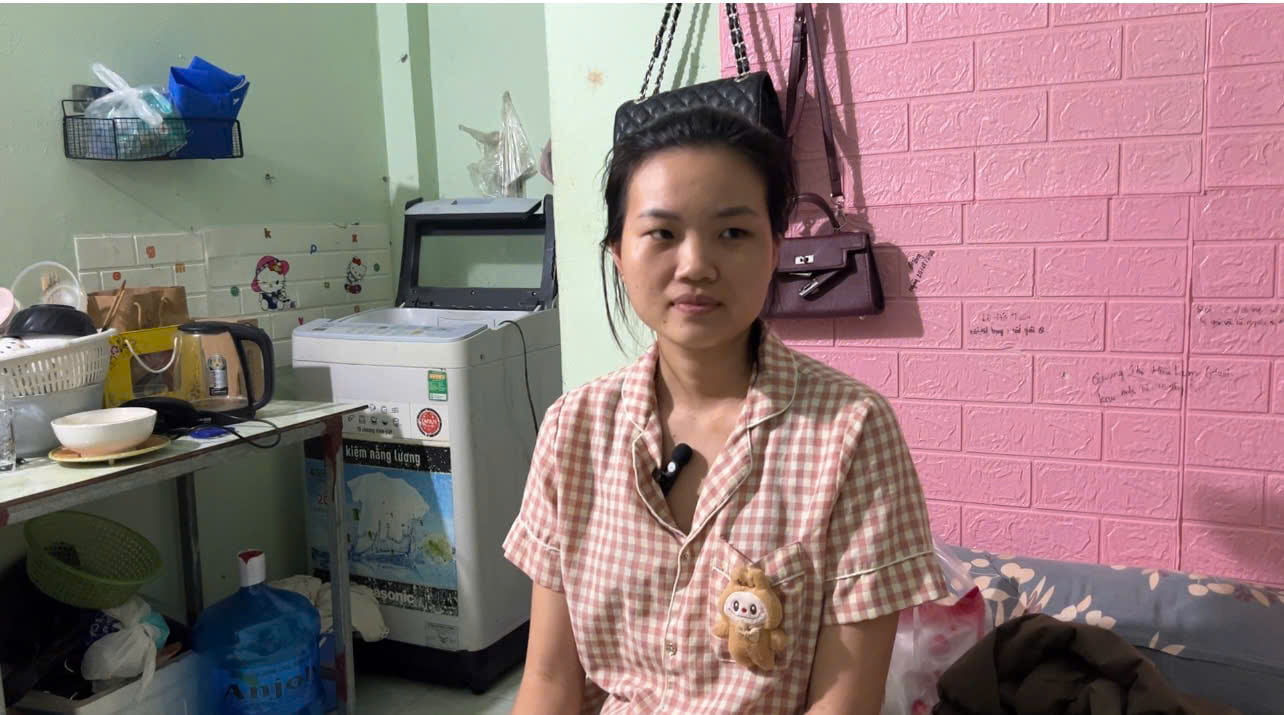 Chị Huyên - công nhân ở Khu công nghiệp Thăng Long thường xuyên làm đến 12 tiếng mỗi ngày. Ảnh: Minh Hương.