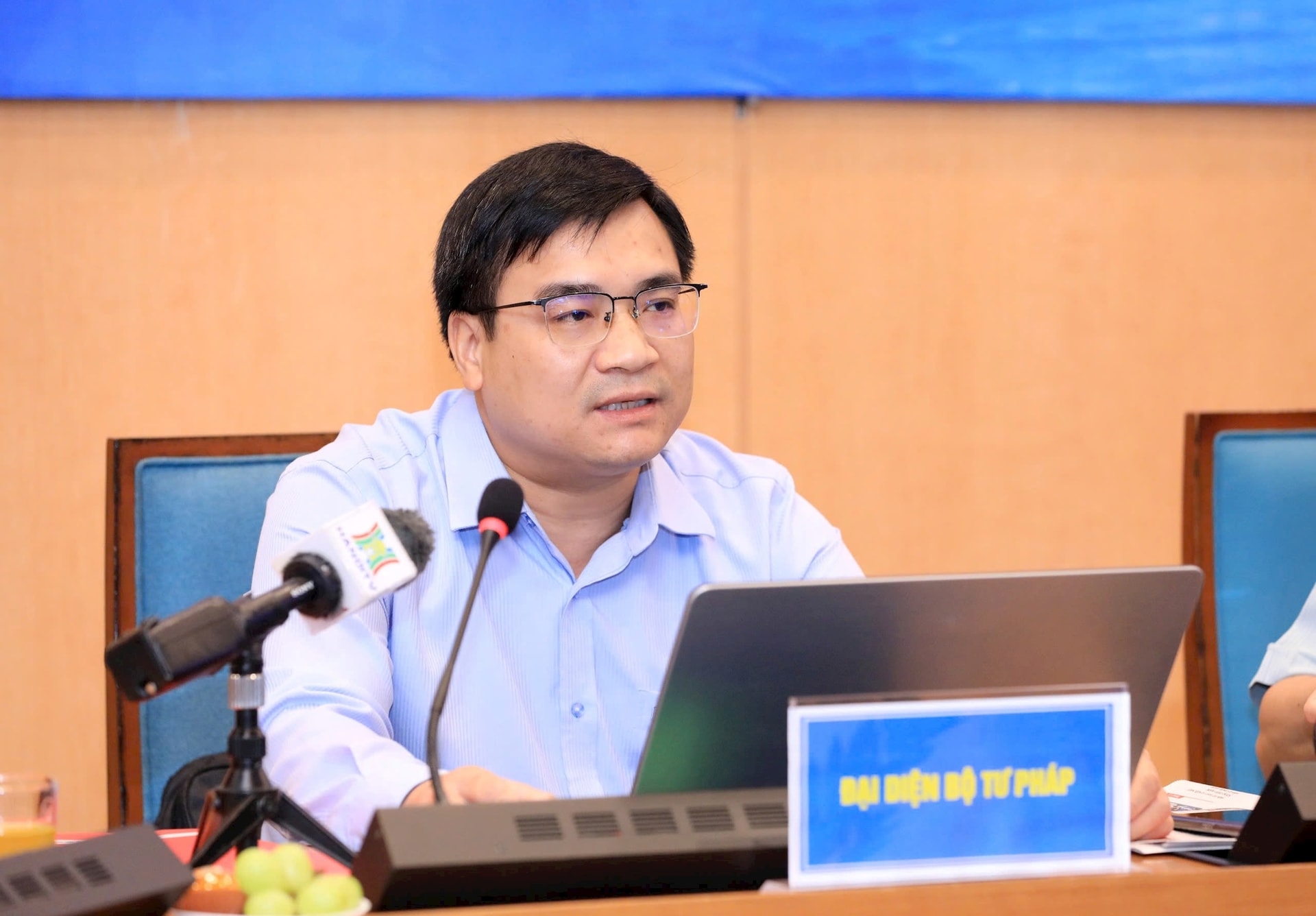 Ông Lê Tuấn Phong - Phó Vụ trưởng Vụ Công tác xây dựng văn bản quy phạm pháp luật (Bộ Tư pháp) chia sẻ về yêu cầu cấp thiết của việc sửa đổi Luật Thủ đô. Ảnh: Đình Hiệp