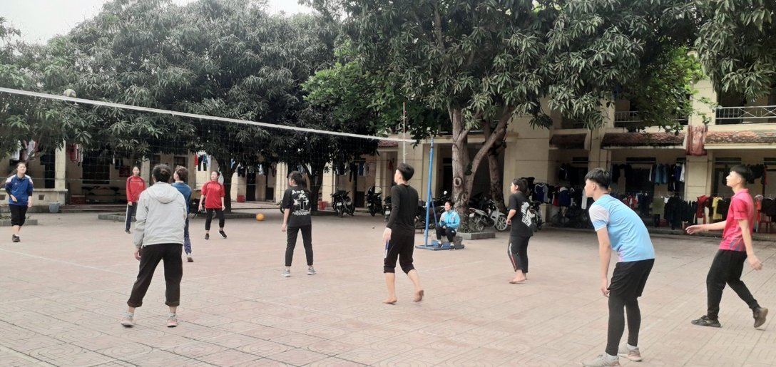 Vận động viên Trung tâm Huấn luyện và Thi đấu Thể dục Thể thao Nghệ An tập luyện bóng chuyền. Ảnh: Ngọc Anh