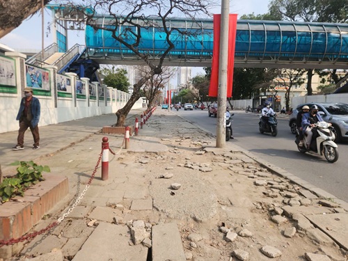 Vỉa hè đường 70 hư hỏng, ảnh hưởng đến việc đi lại của người dân và bệnh nhân. Ảnh: Minh Hạnh
