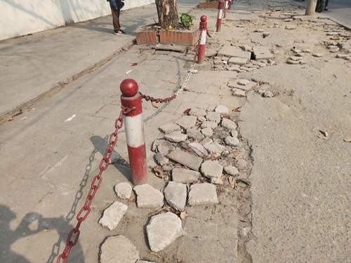 Xuống cấp nghiêm trọng, vỉa hè đường 70 ở Hà Nội gây mất an toàn. Ảnh: Minh Hạnh