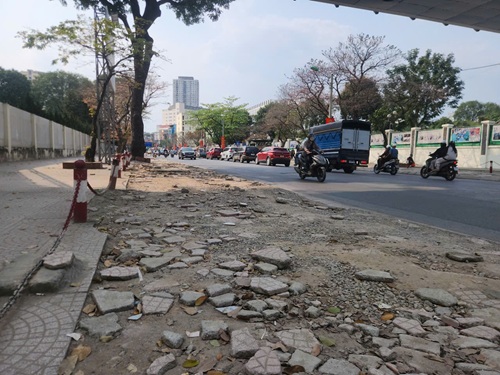 Chậm sửa chữa vỉa hè đường 70 (Hà Nội): Người dân lo ngại mất an toàn. Ảnh: Minh Hạnh