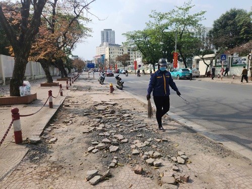 Vỉa hè đường 70 xuống cấp nghiêm trọng, người dân đi lại khó khăn