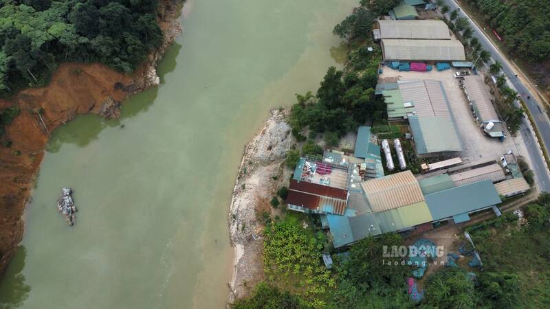 Khu nhà xưởng của Công ty TNHH sản xuất thương mại và dịch vụ gas Đông Tùng lấn chiếm hàng chục mét ra sông Lô. Ảnh: Nhóm PV.