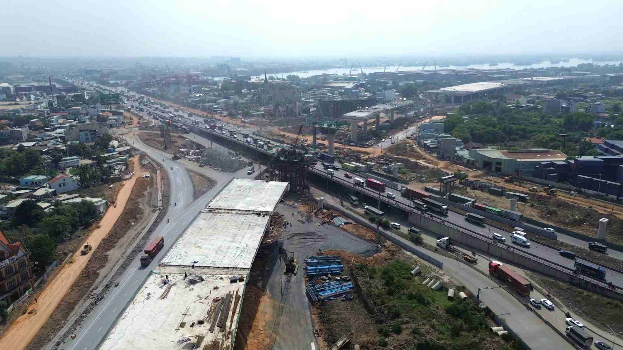 Thi công nút giao Tân Vạn trên tuyến Vành đai 3 TPHCM.  Ảnh: Minh Quân