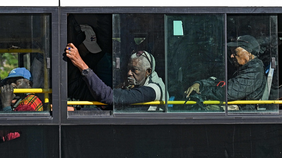 Tình trạng thiếu nhiên liệu đã buộc Cuba phải cắt giảm các dịch vụ xe buýt nội địa và thay đổi lịch trình tàu hỏa. Ảnh: VCG