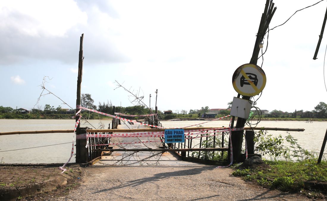 Cầu phao bị tạm dừng hoạt động, chưa rõ ngày mở cửa trở lại. Ảnh: Hưng Thơ