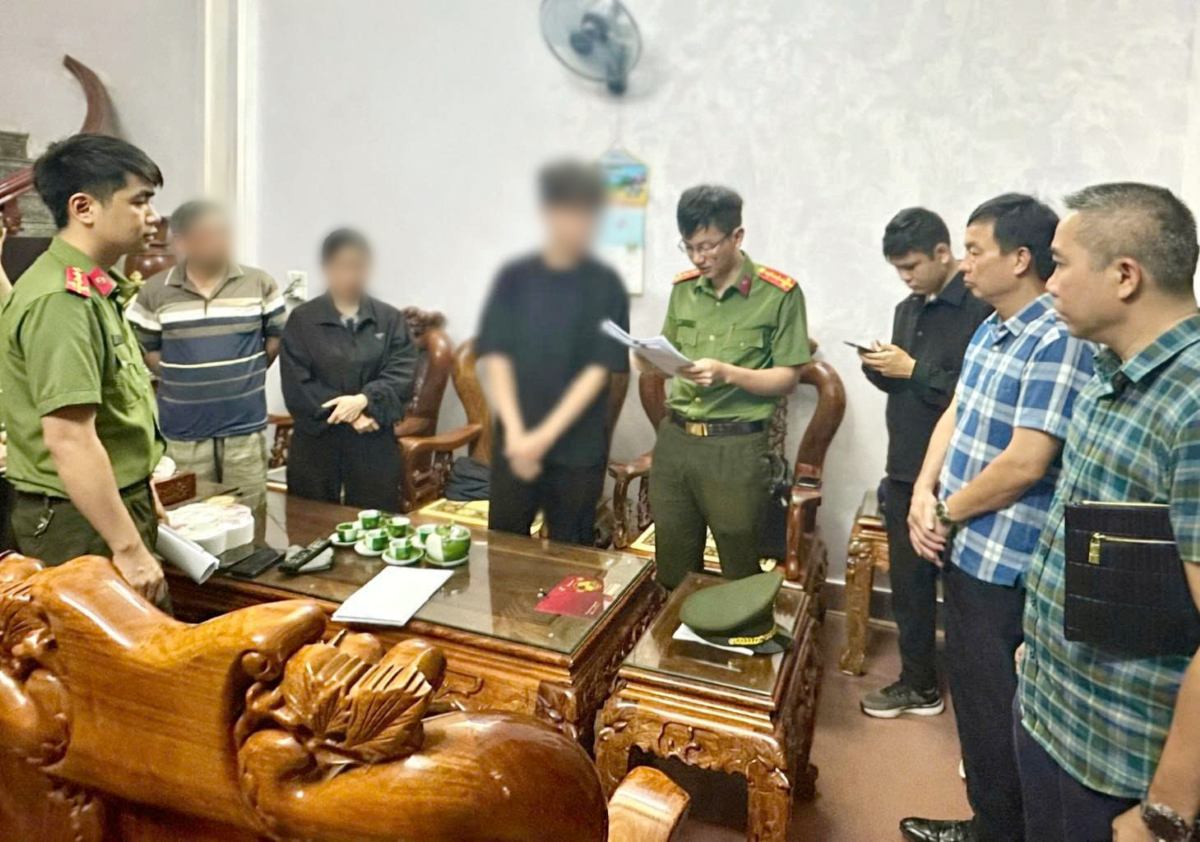 Cơ quan An ninh điều tra Công an tỉnh Thanh Hóa tiến hành khám xét nhà N.V.X (tên nhân vật đã được thay đổi). Ảnh: Công an Thanh Hóa