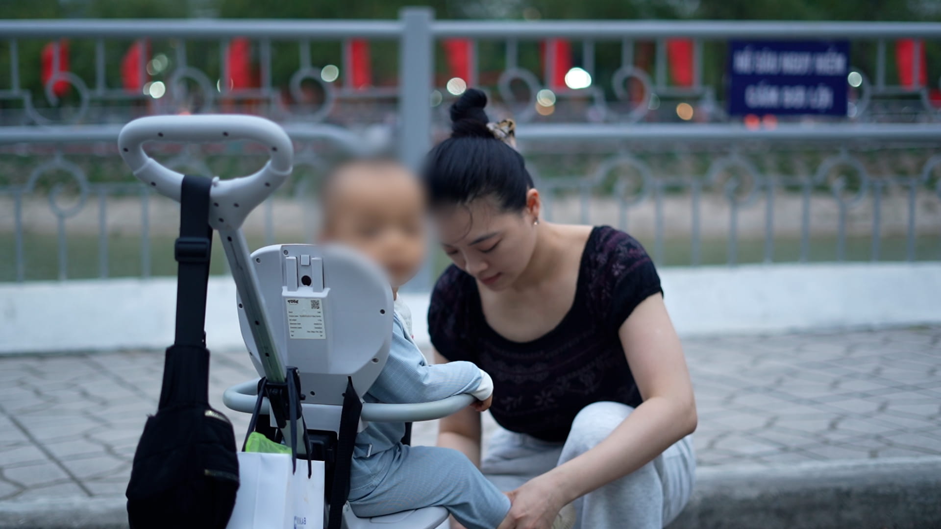 Phụ huynh chủ động tìm hiểu và cân nhắc tiêm vaccine để phòng bệnh cho con. Ảnh: Trang Anh