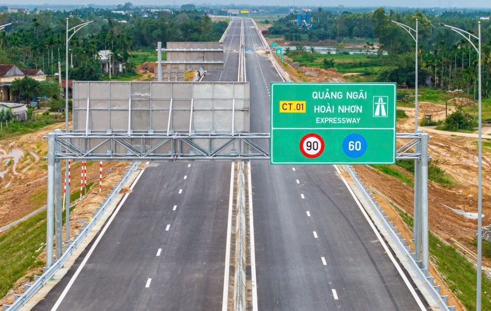 Đưa vào khai thác cao tốc Quảng Ngãi - Hoài Nhơn phục vụ người dân đi lại . Ảnh: TL