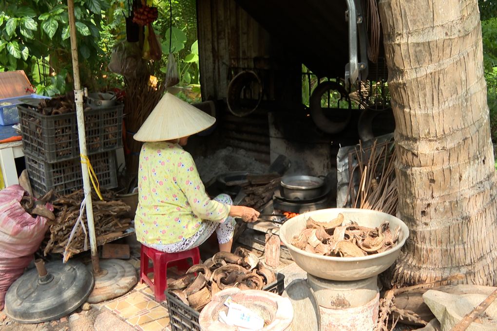 Bà Lê Thị Hồng Ngọc cho hay, gia đình đông người, nhà ở chật hẹp, việc sinh hoạt gặp nhiều khó khăn. Ảnh: Tạ Quang