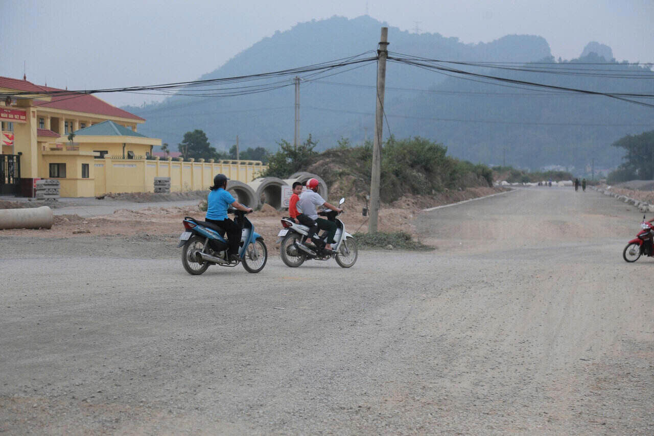 Người dân di chuyển trên dự án. Ảnh: Minh Nguyễn