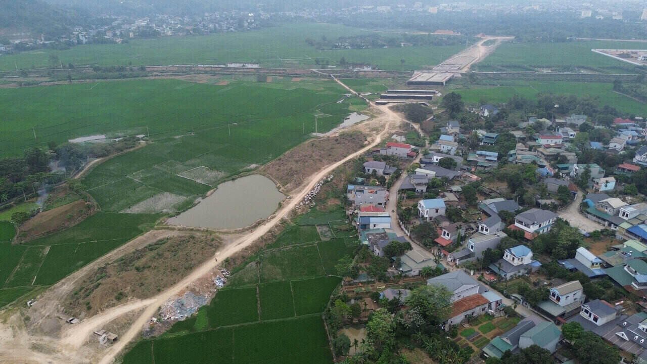 Tuyến đường thi công dang dở. Ảnh: Minh Nguyễn