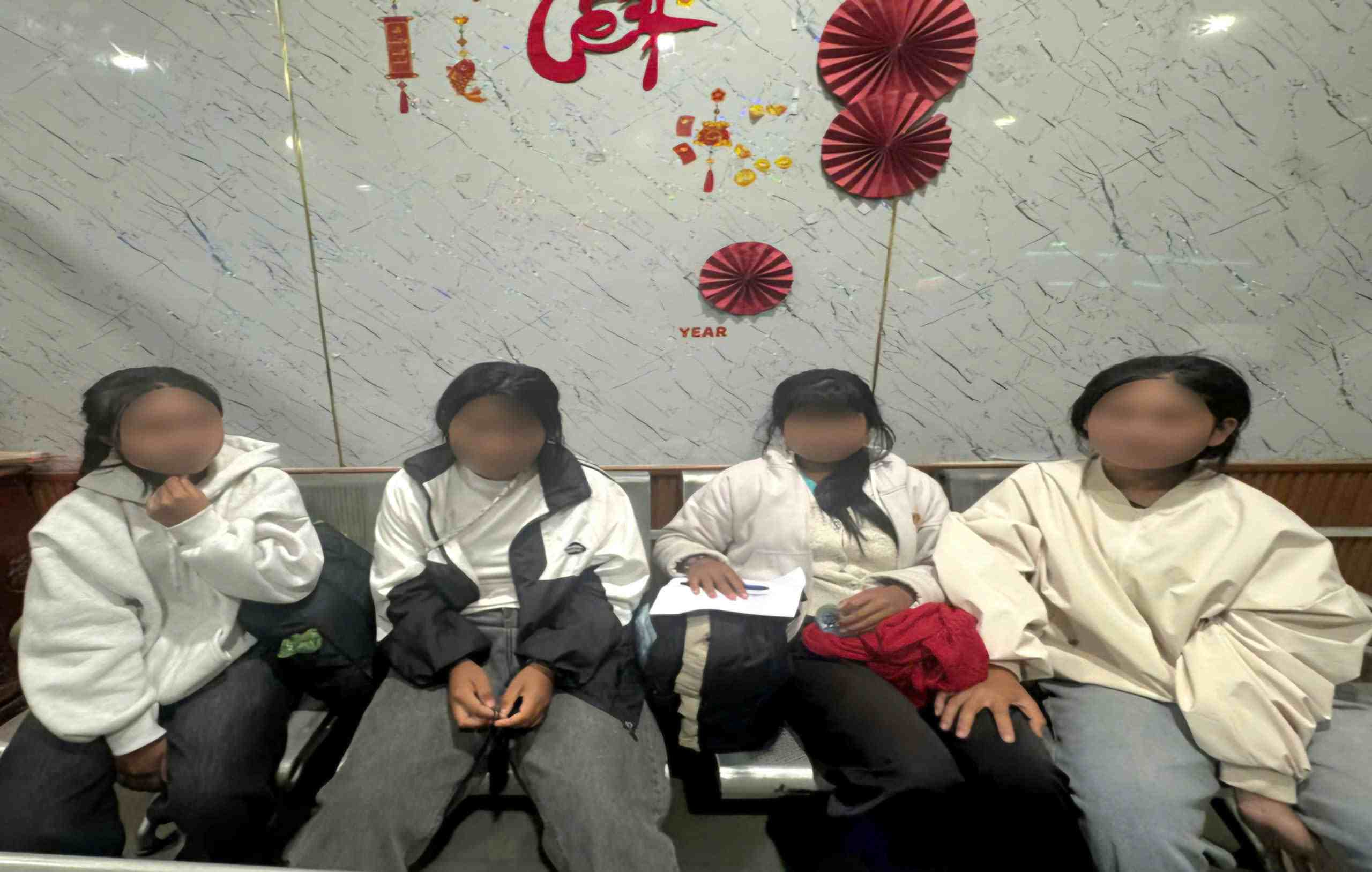 Bốn bé gái từ 14 đến 17 tuổi cùng nhau tìm việc qua mạng được Công an xã Đam Rông 4 (Lâm Đồng) phát hiện, ngăn chặn kịp thời. Ảnh: Công an cung cấp