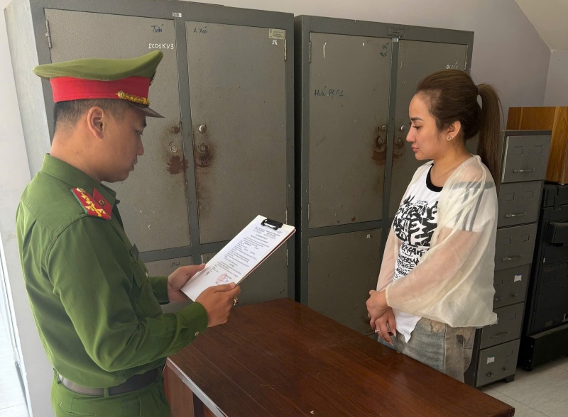 Công an Đà Nẵng khởi tố người phụ nữ giả công an để lừa bạn chuyển tiền. Ảnh: CACC