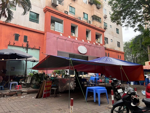 Chung cư tái định cư Trung Hoà - Nhân Chính môt số người chiếm dụng bên ngoài ki ốt để kinh doanh. Ảnh: Minh Hạnh