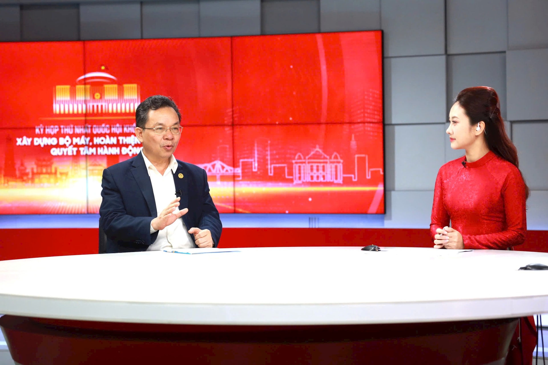 GS.TS Hoàng Văn Cường, Phó Chủ tịch Hội đồng chức danh Giáo sư Nhà nước, đại biểu Quốc hội khóa XV trao đô. Ảnh: Phạm Hùng