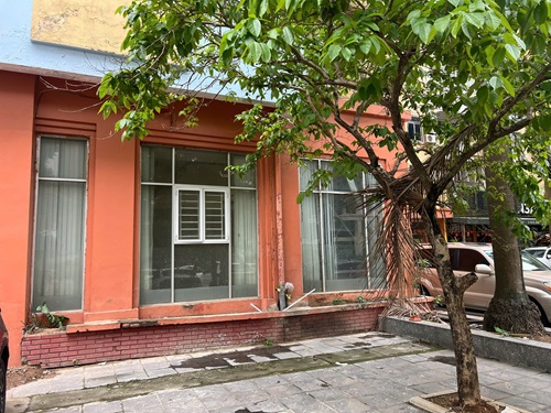 Ki ốt tại chung cư tái định cư Trung Hoà - Nhân Chính bỏ hoang. Ảnh: Minh Hạnh