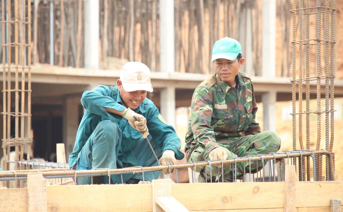 Công nhân thi công tại dự án Trường nội trú Tiểu học và THCS Đakrông. Ảnh: Hưng Thơ