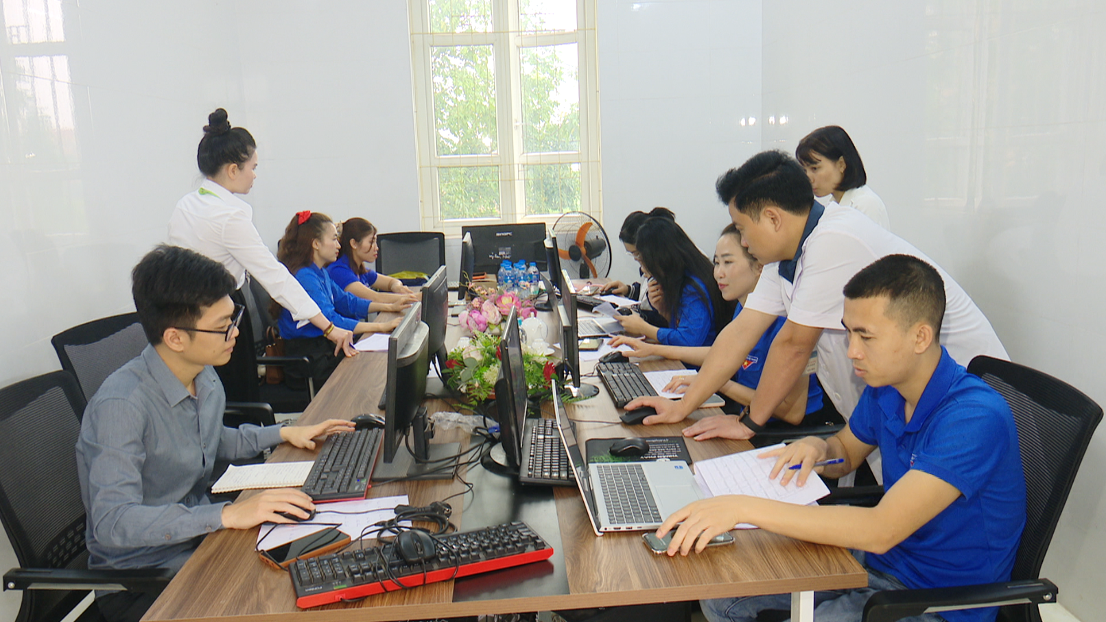 Đoàn Thanh niên xã Trung Giã hỗ trợ Trạm y tế xã tăng tốc chuẩn hóa, làm sạch dữ liệu hồ sơ sức khỏe người dân. Ảnh: Vi Giáng