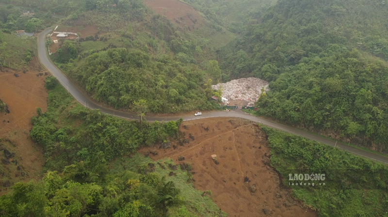 Toàn cảnh bãi rác án ngữ ngay cửa ngõ khu du lịch Suối Giàng. Ảnh: Tân Văn