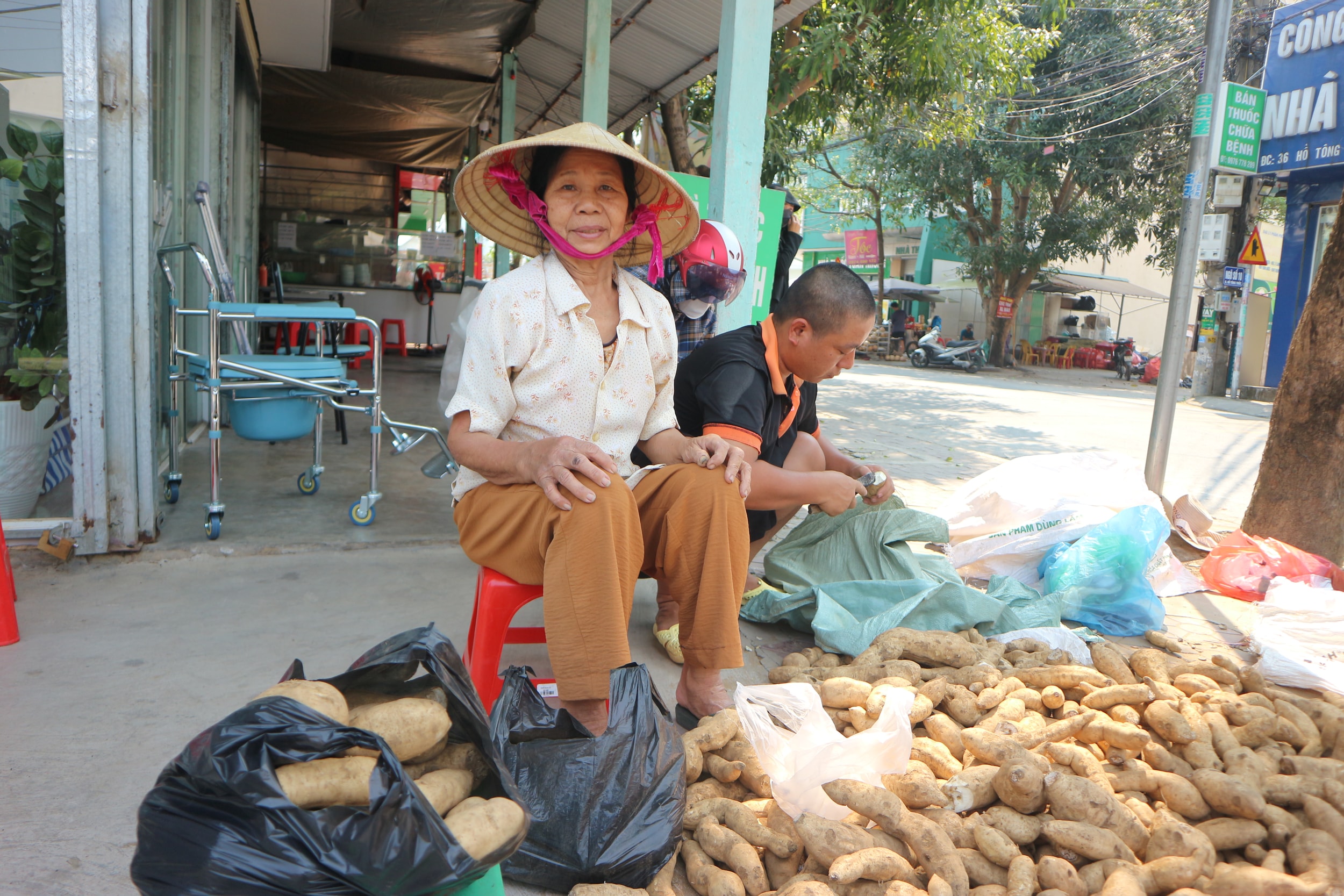 Để kiếm sống, ngoài việc rửa bát thuê, bà còn đưa khoai từ quê vào bán