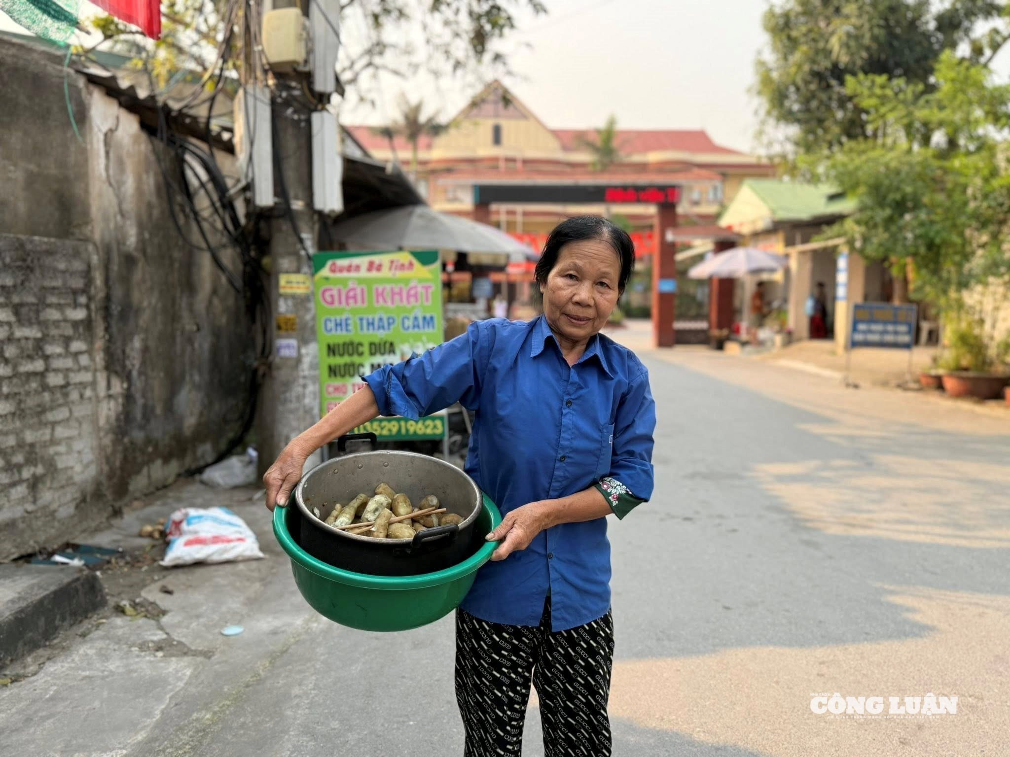 Người mẹ nghèo bán từng củ khoai để nuôi 3 con bị tâm thần và mẹ già yếu