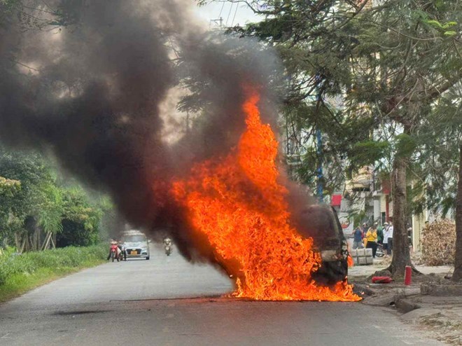 Ô tô vừa sửa xong bất ngờ bốc cháy dữ dội ở Hải Phòng