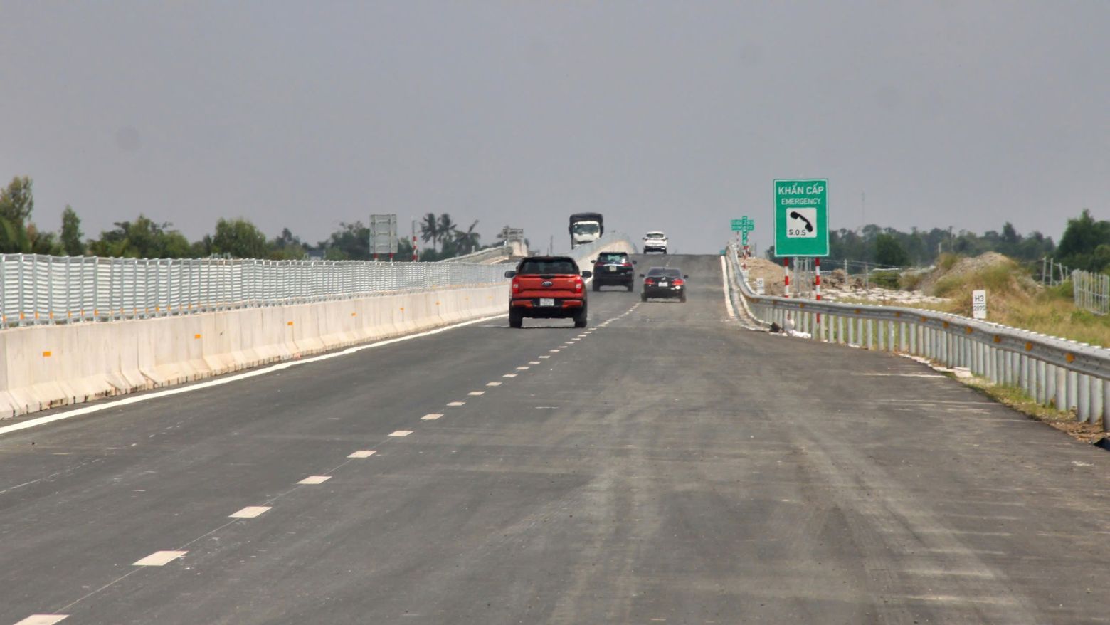 Cao tốc Cần Thơ - Cà Mau đoạn Hậu Giang - Cà Mau sau thông xe nhiều tài xế phản ảnh đường khó đi, nhiều hạng mục chưa đảm bảo đã tạm dừng khai thác. Ảnh: Nhật Hồ.