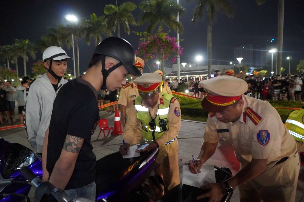 Kiểm tra, xử lý các đối tượng có biểu hiện nghi vấn như tụ tập đông người, điều khiển xe không biển số, không đội mũ bảo hiểm, độ chế phương tiện, mang theo hung khí. Ảnh: CATP