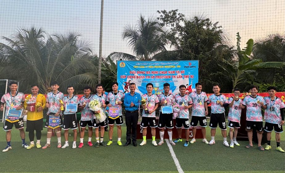 Ông Hoàng Khắc Tinh, Phó Chủ tịch Thường trực LĐLĐ tỉnh trao Cup cho đội vô địch bóng đá nam. Ảnh: Thanh Mai