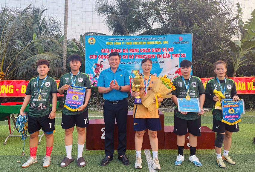 Ông Nguyễn Thanh Nhàn – Chủ tịch Công đoàn các Khu công nghiệp, Khu kinh tế Đồng Tháp trao Cúp vô địch cho đội bóng đá nữ. Ảnh: Thanh Mai