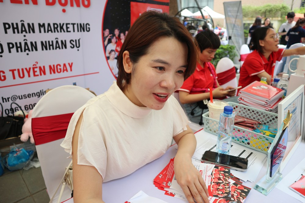 Theo bà Hà, môi trường làm việc cởi mở và sự minh bạch trong đánh giá KPI đang trở thành các yếu tố quan trọng giữ chân nhân sự. Ảnh: Quỳnh Chi