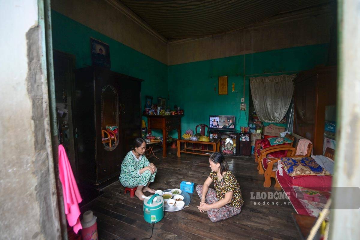 Sống tại căn hộ trên gác 2 phía ngoài khu nhà ở 207 Hoàng Văn Thụ, 2 chị em bà Phạm Thị Dung (69 tuổi) mòn mỏi chờ ngày được an cư. Bà Dung chia sẻ: “Do căn hộ phía trên đã sập mái nên mỗi khi mưa là phòng chị em tôi dột tứ phía, phải căng bạt tạm để che. Nhiều năm nay, mỗi lần bão đến, chúng tôi lại tất tả đi sơ tán vì lo nhà sập. Sống ẩm thấp lâu ngày khiến sức khỏe tôi yếu đi nhiều. Giờ chỉ mong có một căn nhà nhỏ kiên cố để yên tâm sống, không còn nơm nớp lo sợ mỗi khi mưa bão“.
