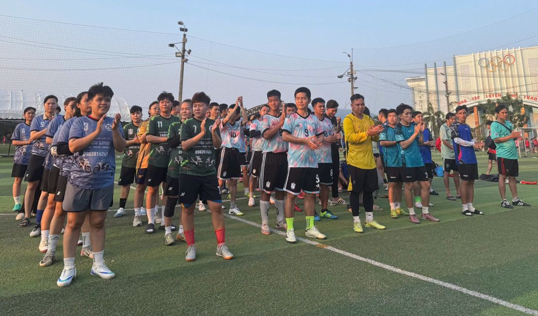 Các đội vào vòng chung kết Giải bóng đá nam – nữ tranh Cup Freeview lần thứ XI. Ảnh: Thanh Mai