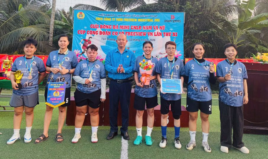 Ông Lê Võ Hữu Hạnh - Chủ tịch CĐCS Công ty TNHH Freeview trao thưởng cho đội nữ đoạt Huy chương Bạc. Ảnh: Thanh Mai