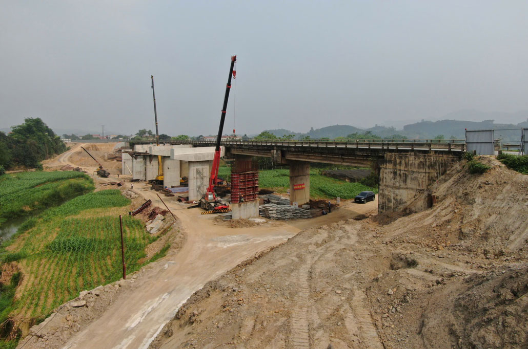 Hạng mục đầu Ngòi Bục thuộc Dự án mở rộng cao tốc Nội Bài - Lào Cai, tại Km150, thuộc địa phận xã Mậu A, tỉnh Lào Cai đang giai đoạn hoàn thiện. Ảnh: Đinh Đại