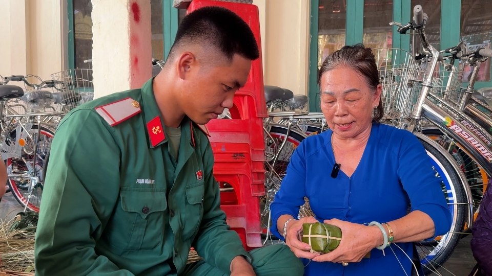 Lực lượng quân sự và người dân cùng gói bánh tét trong không khí vui tươi Tết Chôl Chnăm Thmây. Ảnh: Hoàng Lộc