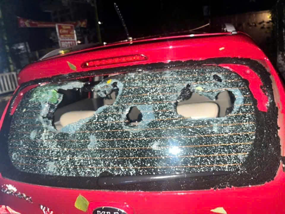 Mưa đập vỡ cả kính ô tô của người dân.