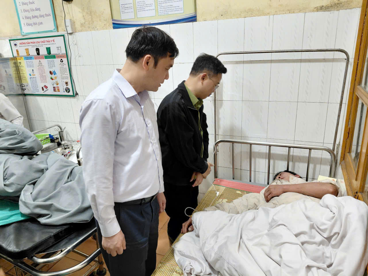 Mưa đá kèm giông lốc trong đêm gây sập nhà sàn, 4 người bị thương ở Lào Cai