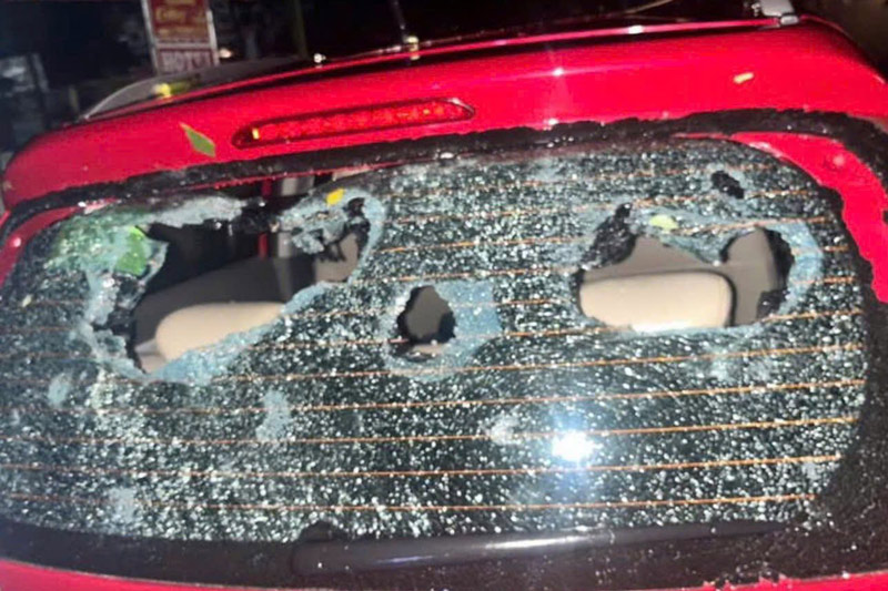 Mưa đá làm hư hại xe của người dân. Ảnh: NDCC