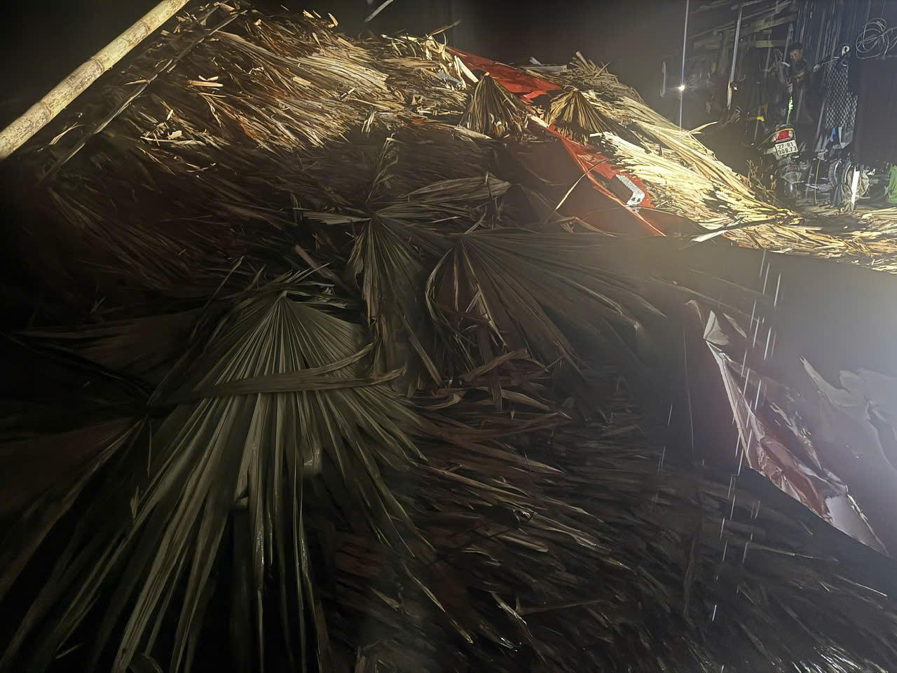 Mưa đá kèm giông lốc làm sập nhà sàn tại thôn Cồ Dề Chải khiến 4 người bị thương.